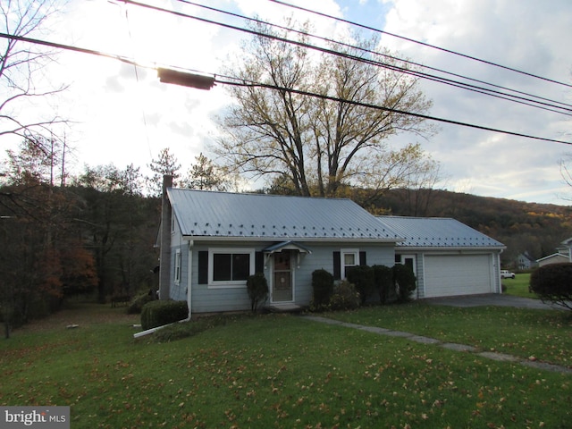 view of front facade featuring a front yard and a garage