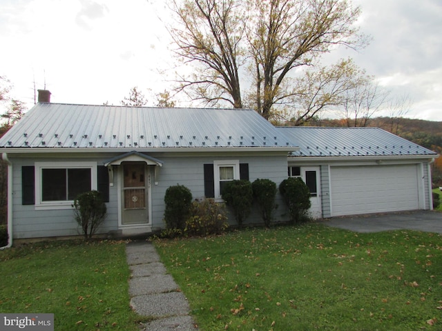 view of front facade featuring a front yard and a garage