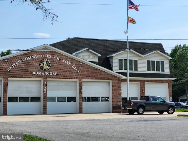 view of front facade featuring a garage