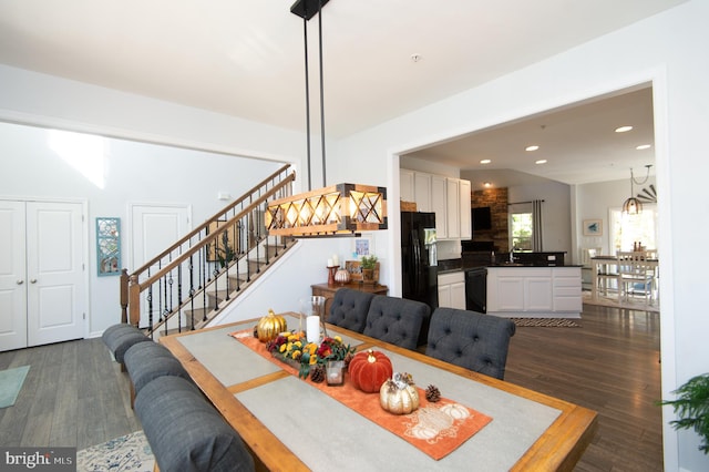 dining area featuring dark hardwood / wood-style floors, sink, and a chandelier