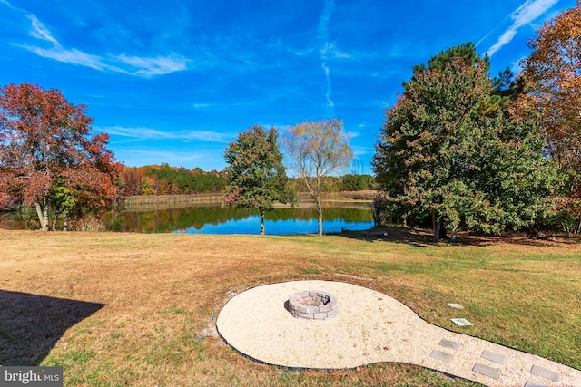 view of yard featuring a water view