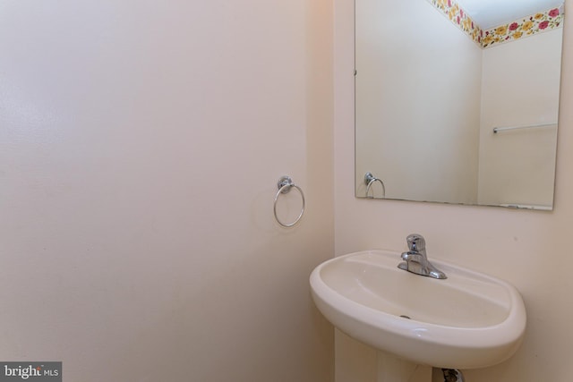 bathroom featuring sink