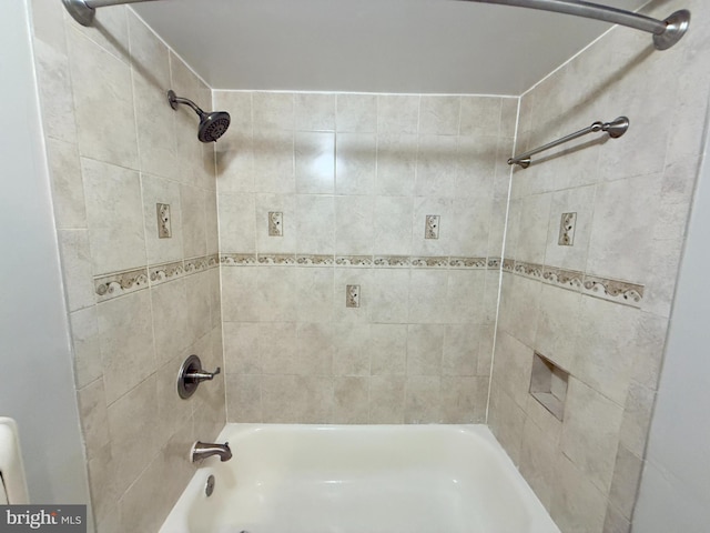 bathroom featuring tiled shower / bath