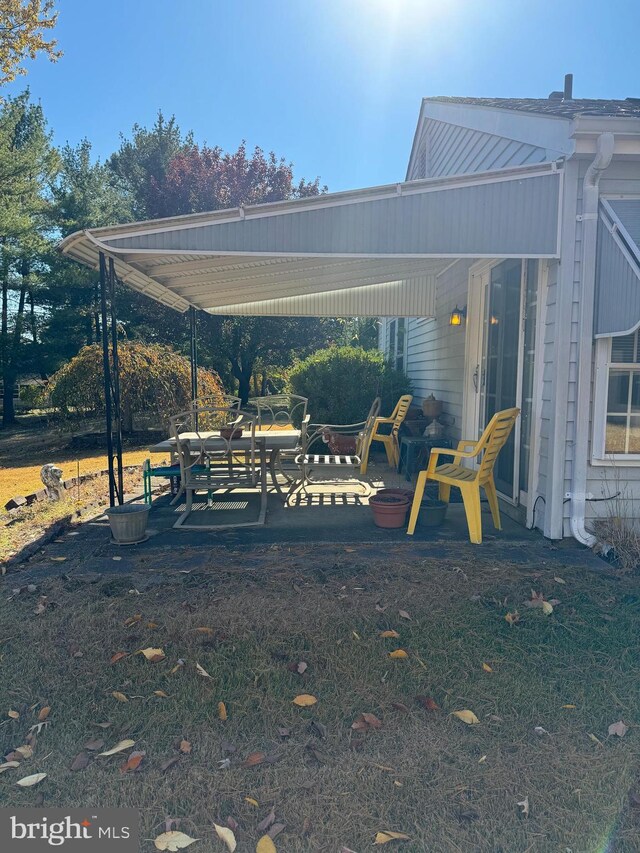 view of yard featuring a patio