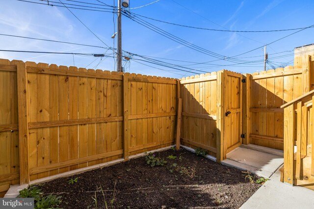 1020 N Eden St, Baltimore, MD 21205 - view of yard featuring a gate