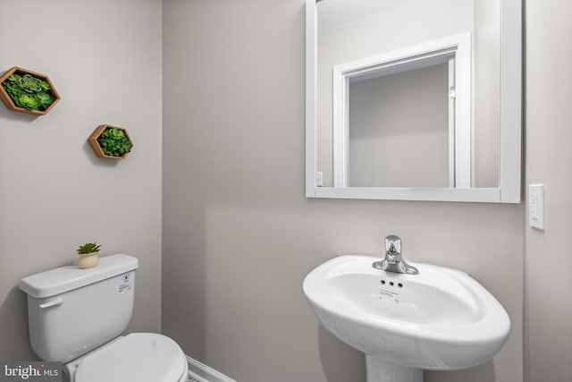 bathroom featuring toilet and sink