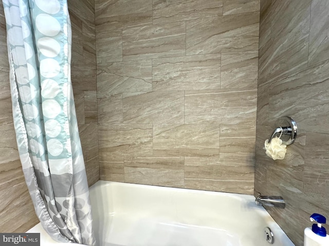 bathroom featuring shower / tub combo with curtain