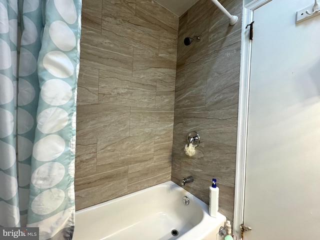 bathroom with shower / tub combo