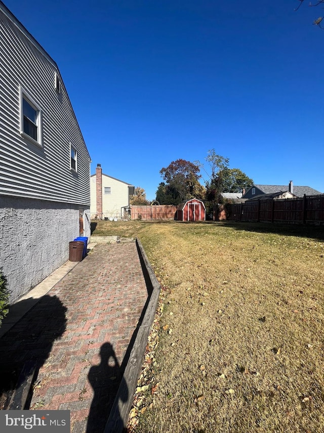 view of yard featuring a storage unit