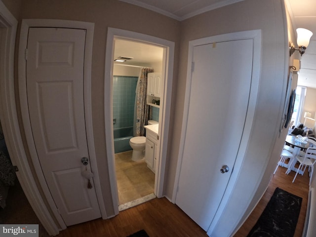 full bathroom featuring toilet, shower / bath combo with shower curtain, vanity, hardwood / wood-style flooring, and ornamental molding