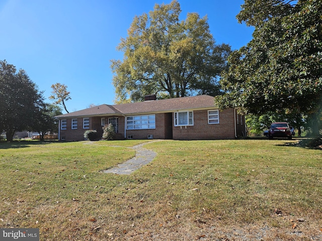 single story home featuring a front lawn