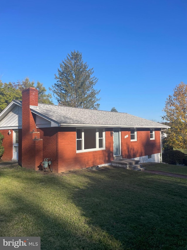 single story home with a front lawn