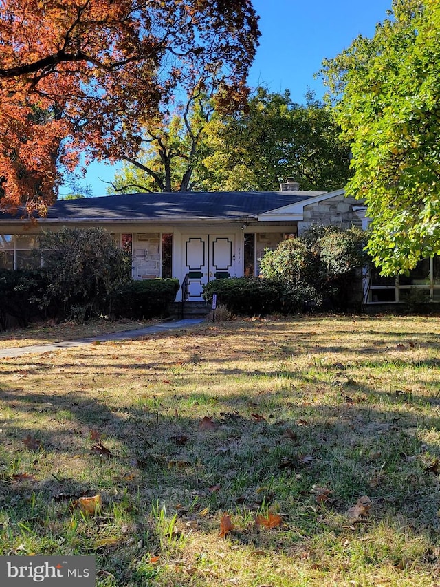 view of front facade with a front yard