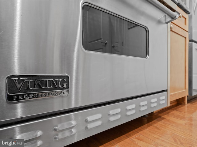 interior details with hardwood / wood-style floors