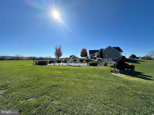 view of yard with a pool