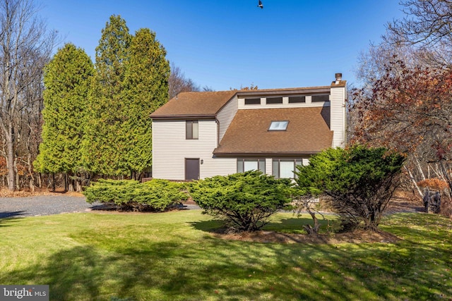 view of front facade with a front lawn