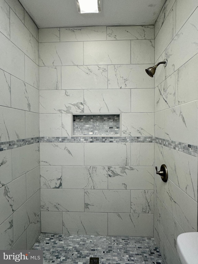 bathroom featuring tiled shower