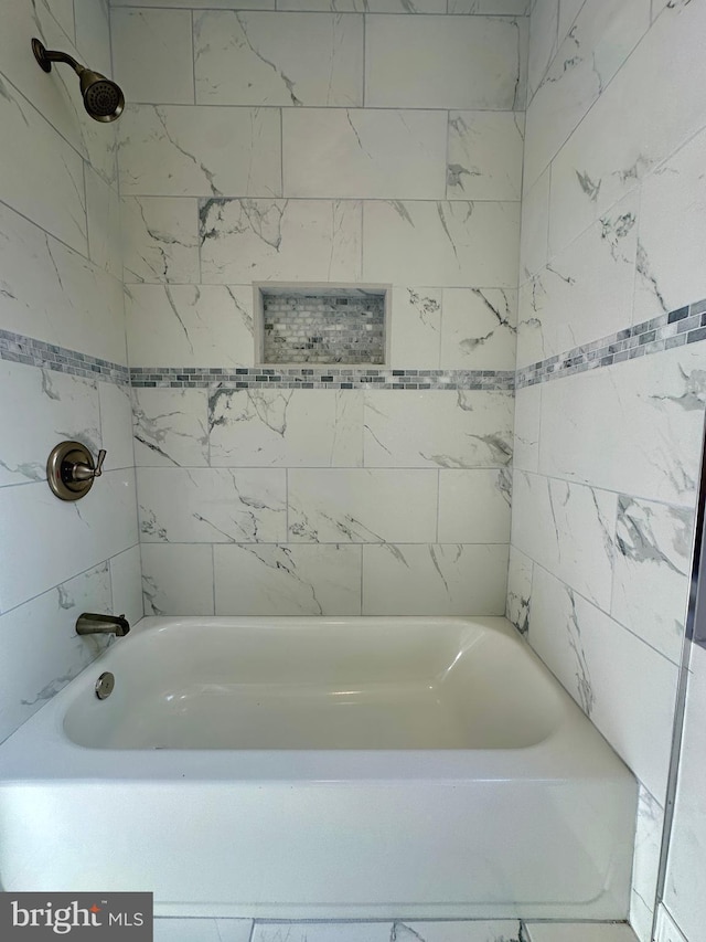 bathroom featuring tiled shower / bath combo