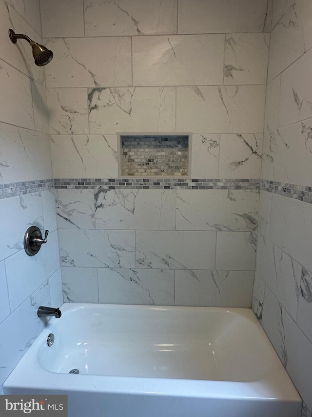 bathroom with tiled shower / bath combo