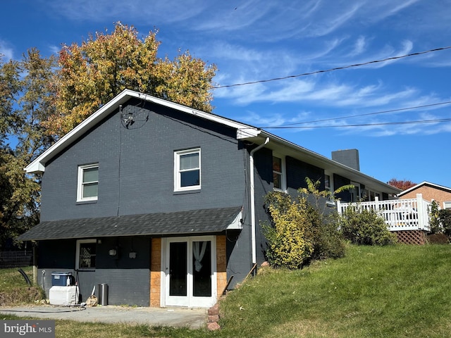 back of house featuring a yard