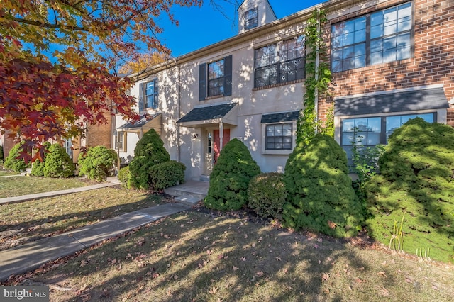 view of property featuring a front yard