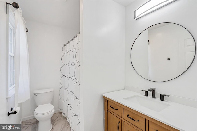 bathroom featuring a shower with curtain, vanity, and toilet