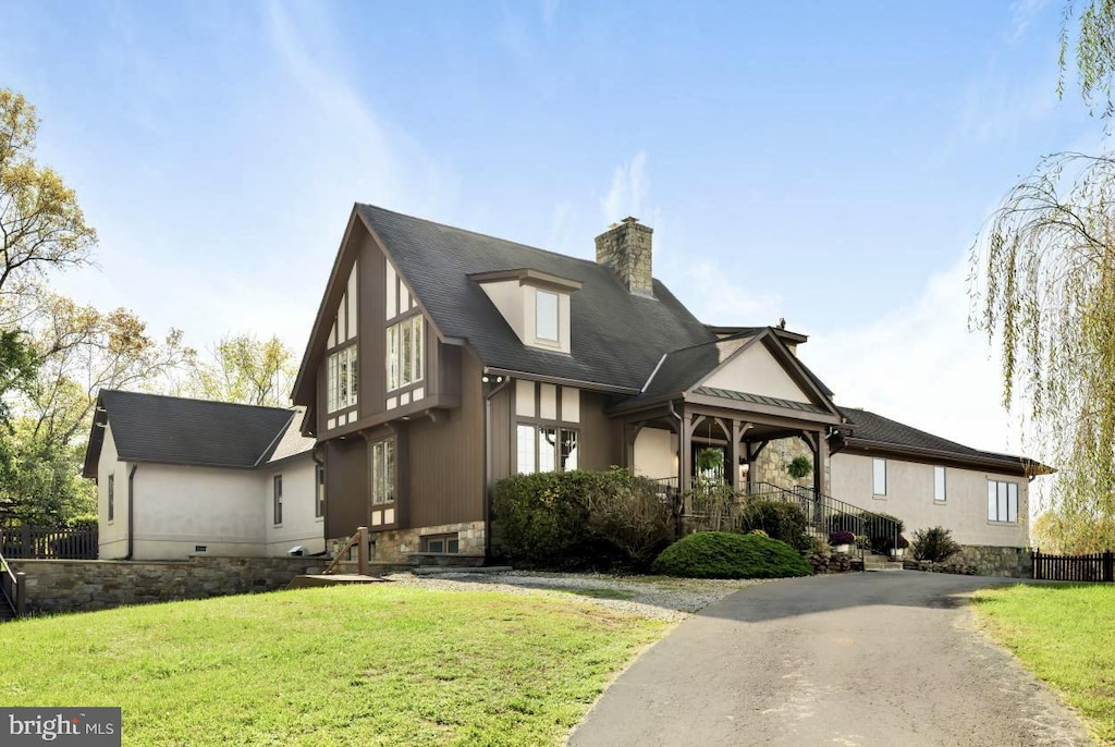 view of front of property with a front lawn