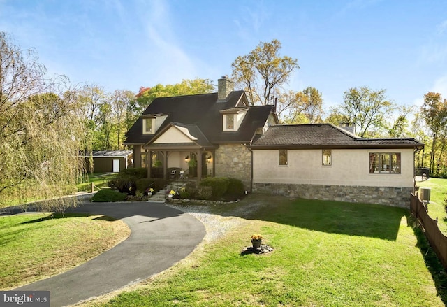 view of front of house featuring a front yard