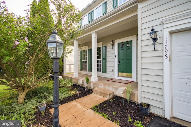 entrance to property featuring covered porch