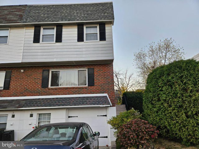 view of front facade featuring a garage