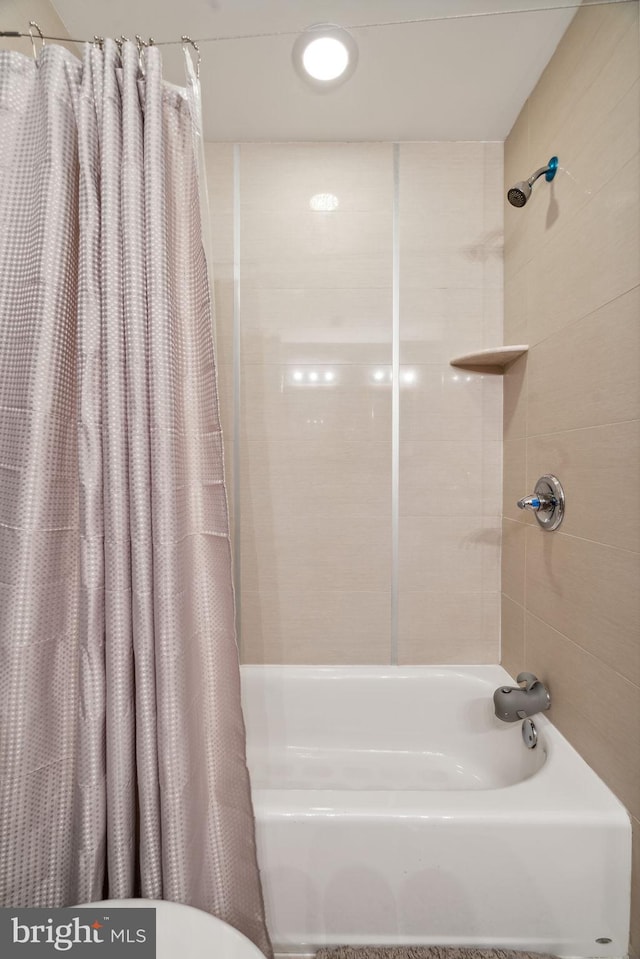 bathroom with shower / tub combo