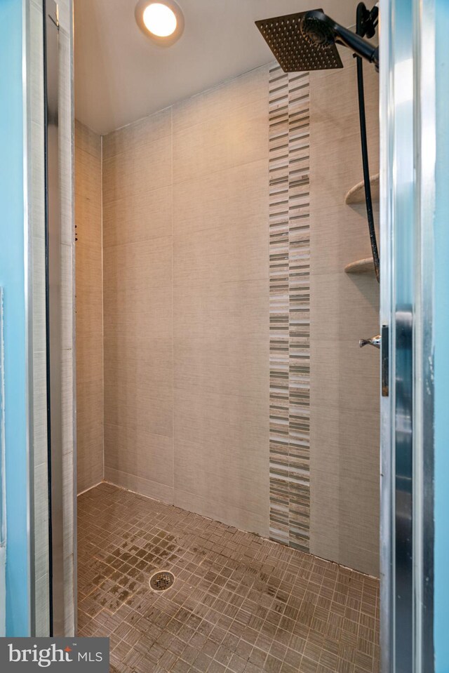 bathroom featuring a tile shower