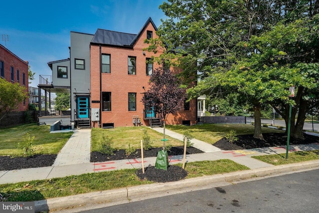 view of front facade with a front yard