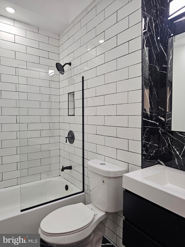 full bathroom with backsplash, tiled shower / bath combo, tile walls, and toilet