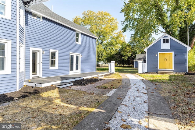 view of yard featuring a shed