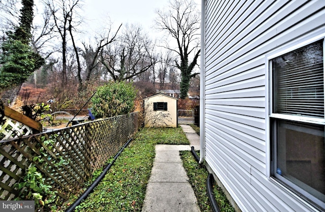 view of yard featuring a storage shed