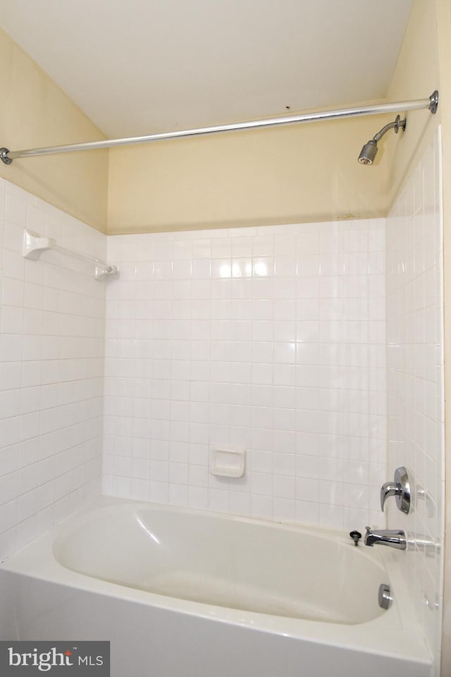 bathroom with tiled shower / bath