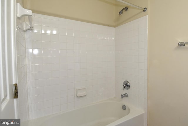 bathroom featuring tiled shower / bath combo