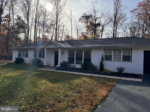 single story home with a front lawn