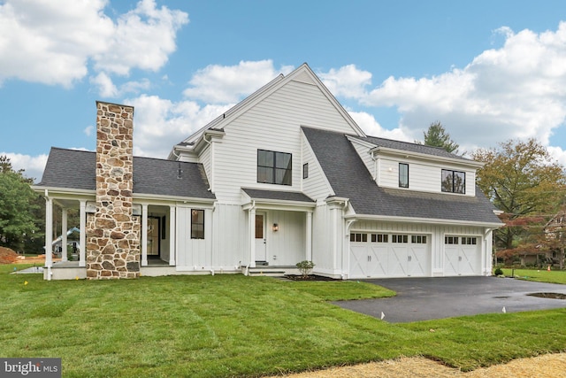 view of front facade featuring a front lawn and a garage