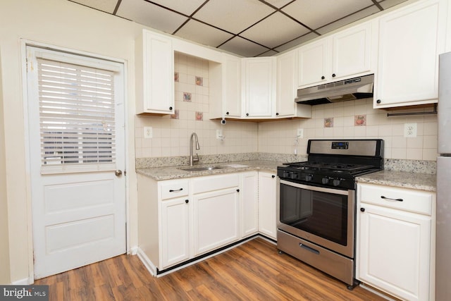 kitchen with sink, a drop ceiling, stainless steel gas stove, white cabinetry, and dark wood-type flooring