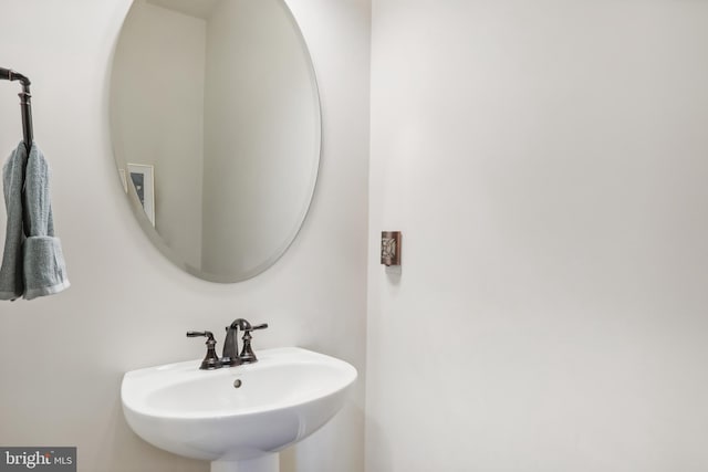 bathroom featuring sink