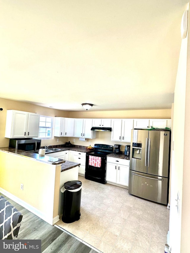 kitchen featuring kitchen peninsula, white cabinets, sink, light hardwood / wood-style floors, and stainless steel appliances