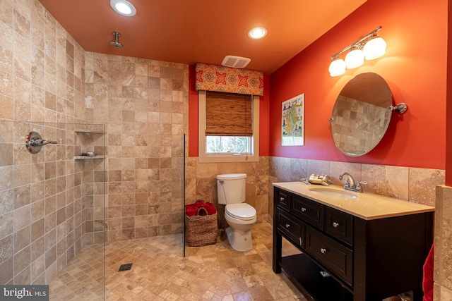 full bathroom featuring visible vents, toilet, recessed lighting, tile walls, and tiled shower