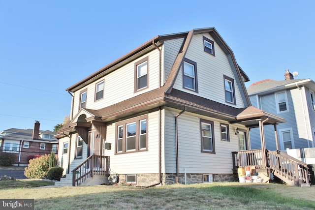 view of front facade featuring a front lawn