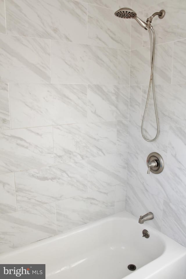 bathroom featuring tiled shower / bath combo