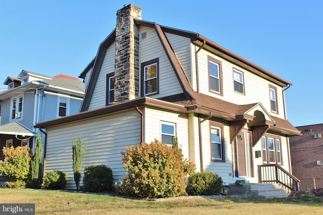 view of front of house with a front lawn