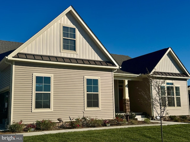 view of front facade with a front yard