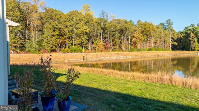 view of yard featuring a water view