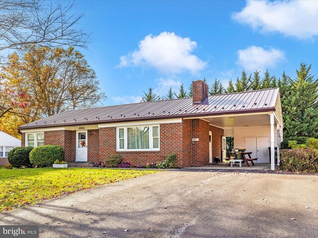 view of front of home featuring a carport and a front yard